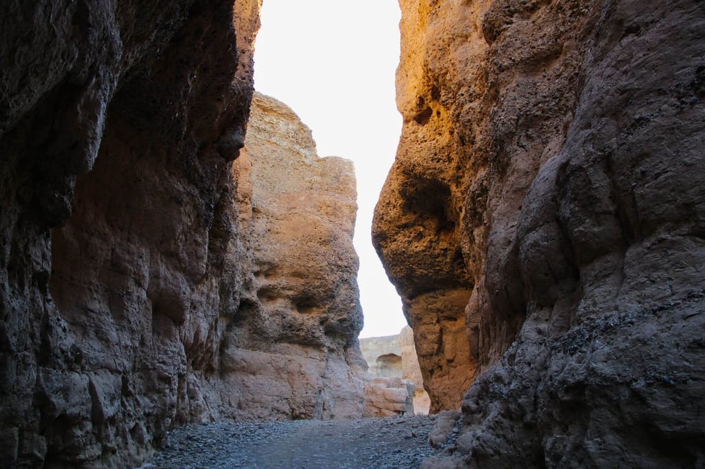 Der Sesriem Canyon ist etwa 30 Meter tief und ist an manchen Stellen schmal, während andere Bereiche breiter sind