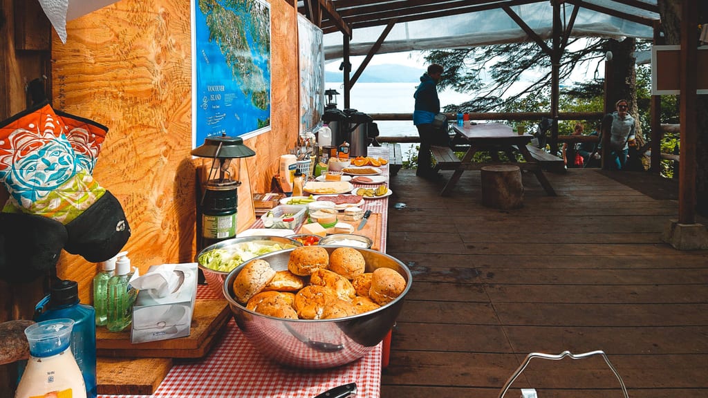 Buffet im Camp auf Vancouver Island