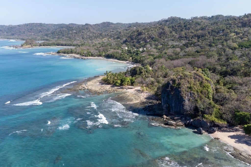 Luftaufnahme der Küste der südlichen Nicoya Halbinsel in Costa Rica mit Felsen, Buchten und türkisblauem Meer.