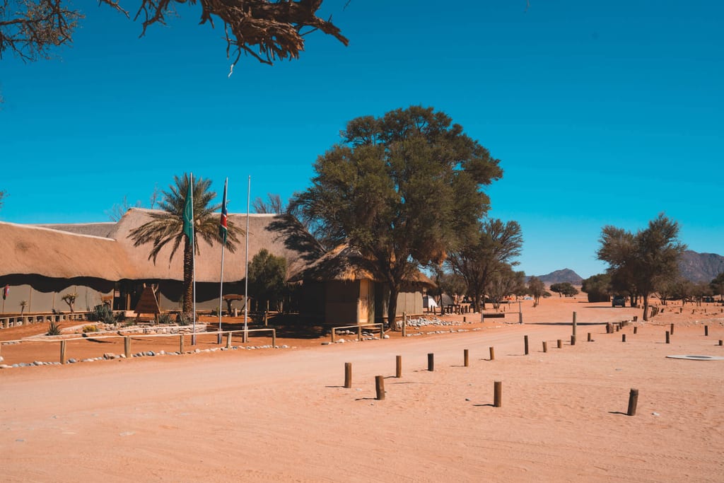 Sandige Auffahrt zur Campsite in der Nähe vom Sossusvlei