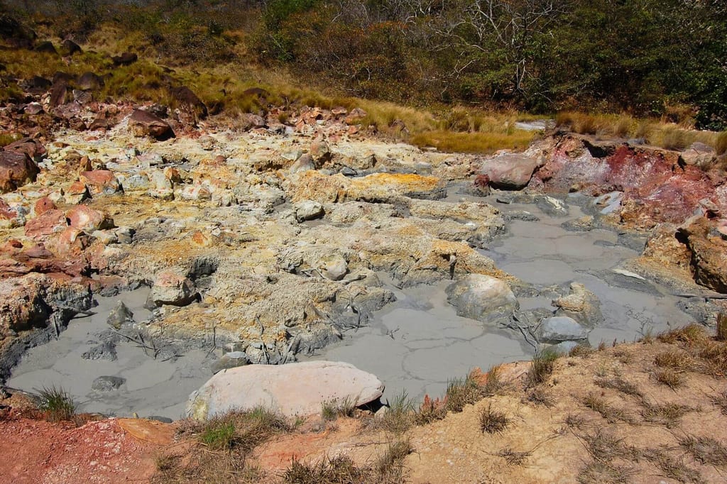 Der Las Pailas Trail bietet einzigartige geothermale Erlebnisse direkt am Wegesrand.