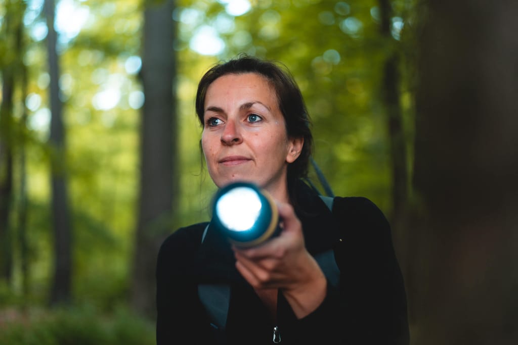 Camping Taschenlampe im Wald