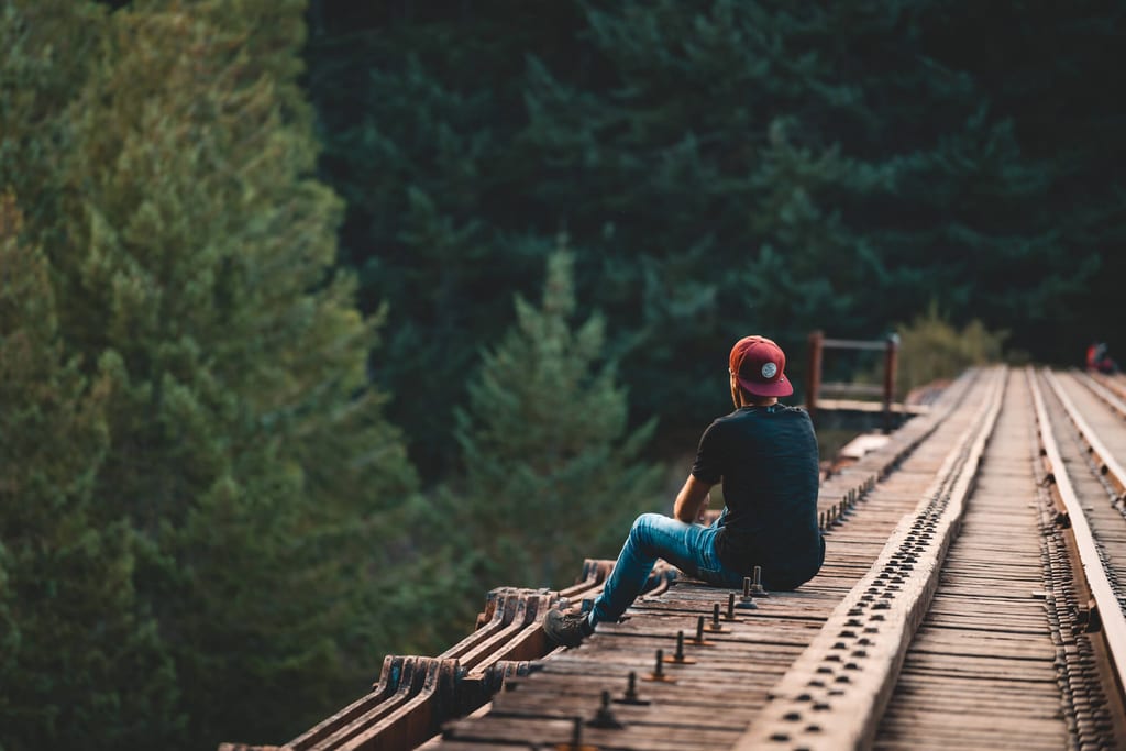 Pause machen auf einer alten Holzbrücke