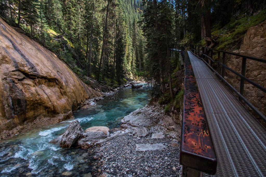 Ein Steg führt durch den Johnston Canyon im Banff Nationalpark