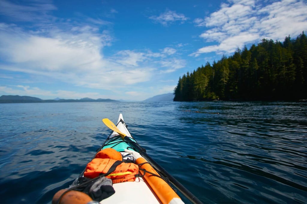 Das Kajak gleitet sanft durch die Gewässer im Norden von Vancouver Island