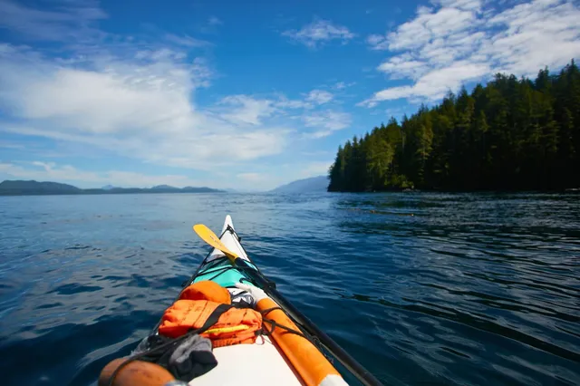 Das Kajak gleitet sanft durch die Gewässer im Norden von Vancouver Island