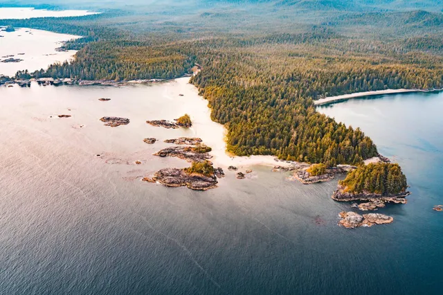 Luftaufnahme von felsiger Küste, Sandstrand und Nadelwald auf Vancouver Island, Kanada