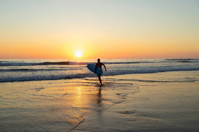 Surfen lernen in aller Ruhe an der Playa Sámara in Costa Rica