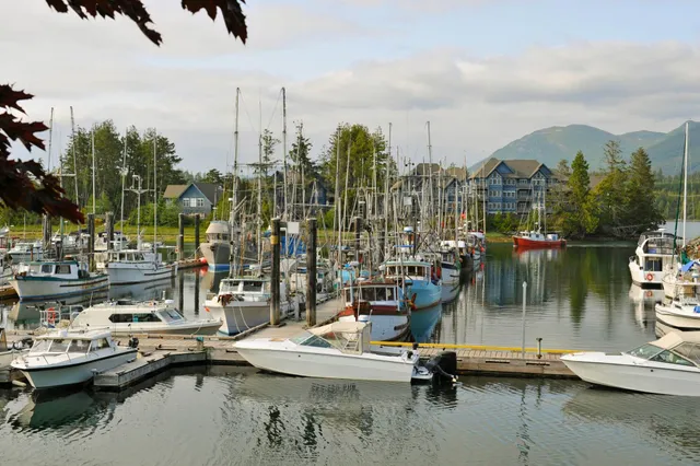 Im Hafen von Ucluelet liegen kleine Boote an