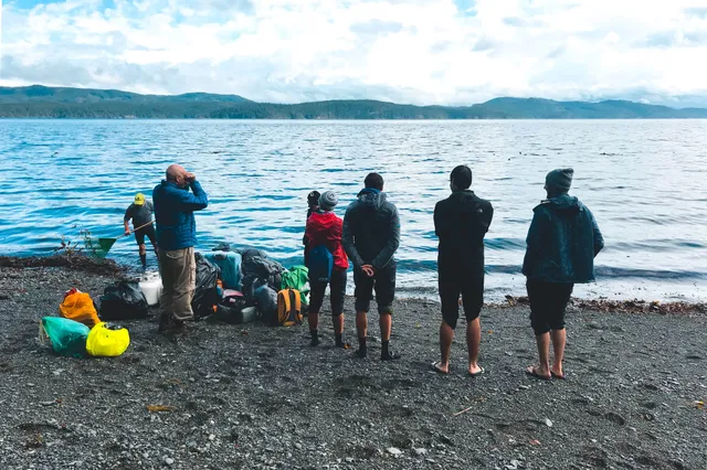 Gruppe wartet am Strand in der Johnstone Strait
