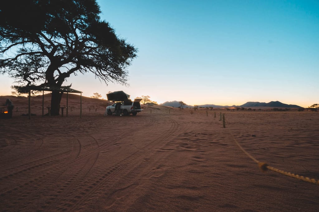 Großer Campingplatz für ein Auto mit Dachzelt