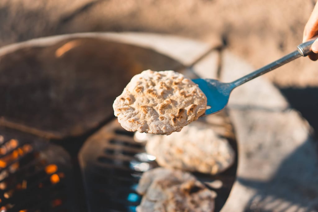 Brot über dem Lagerfeuer backen