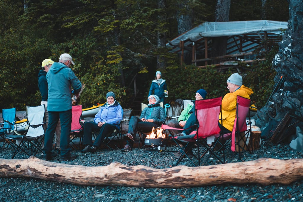 Leute sitzen zusammen im Orca Camp auf Vancouver Island