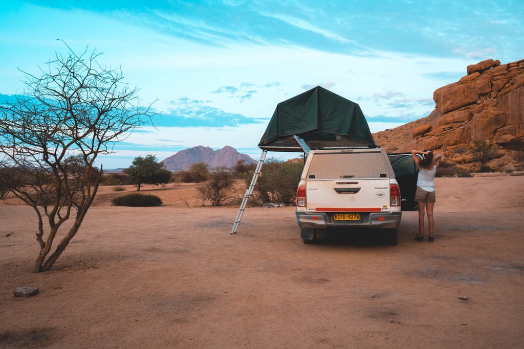 Hilux mit Dachzelt in Namibia