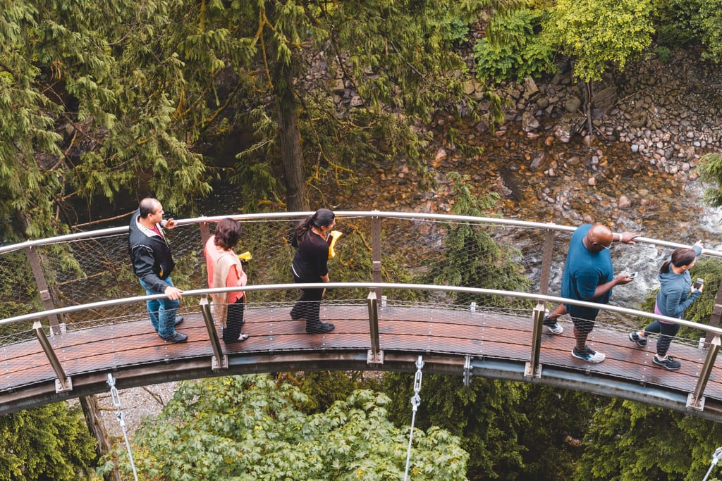 Holzpfad durch die Baumwipfel in Vancouver
