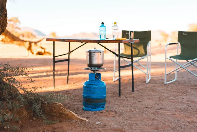 Campingtisch und Gasflasche in der Nähe vom Sossusvlei