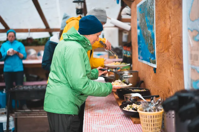 Buffet in der Camp Kitchen im Norden von Vancouver Island