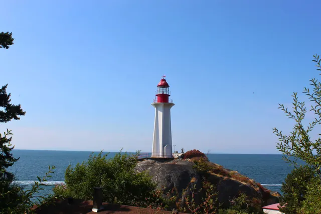 Der Leuchtturm im Lighthouse Park ist umgeben von Douglasien und mit tollem Blick auf den Pazifik