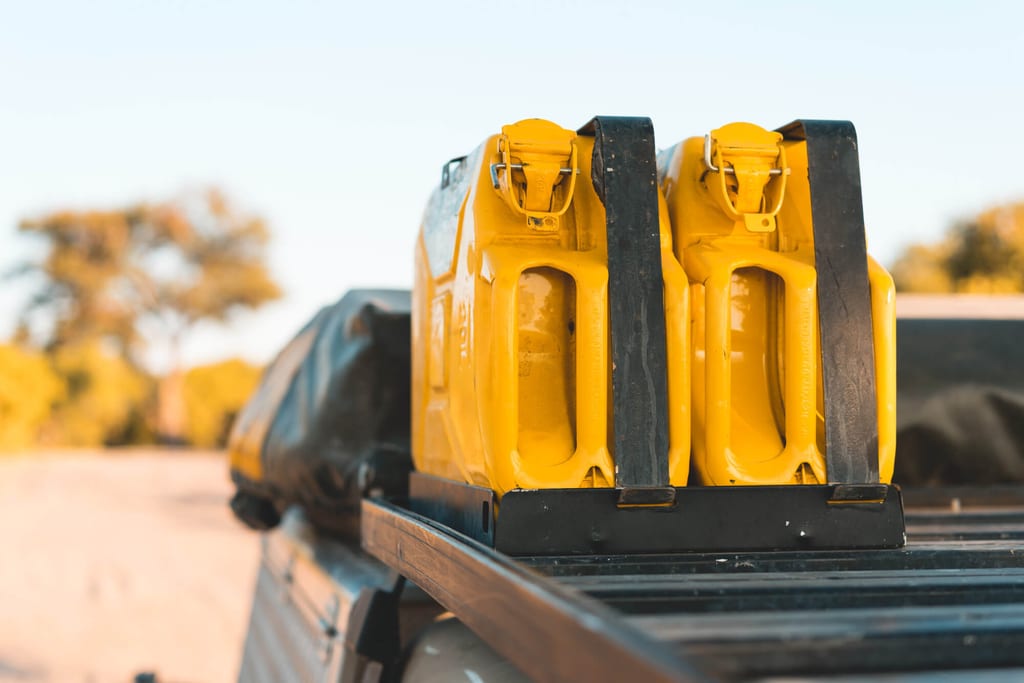 Jerry Cans auf dem Land Cruiser zur Vorbereitung auf die Wildnis in Botswana