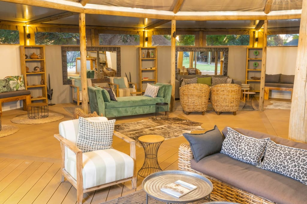Gemütliche Zeltlounge mit Rattanmöbeln und warmem Licht, Blick ins Interieur.