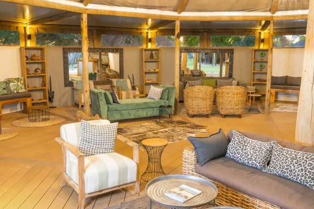 Gemütliche Zeltlounge mit Rattanmöbeln und warmem Licht, Blick ins Interieur.