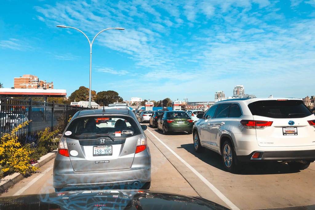 Autoschlange am Grenzübergang in Kanada