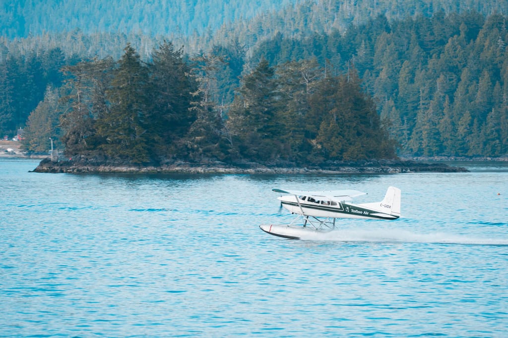 Kleines Wasserflugzeug landet auf dem Wasser