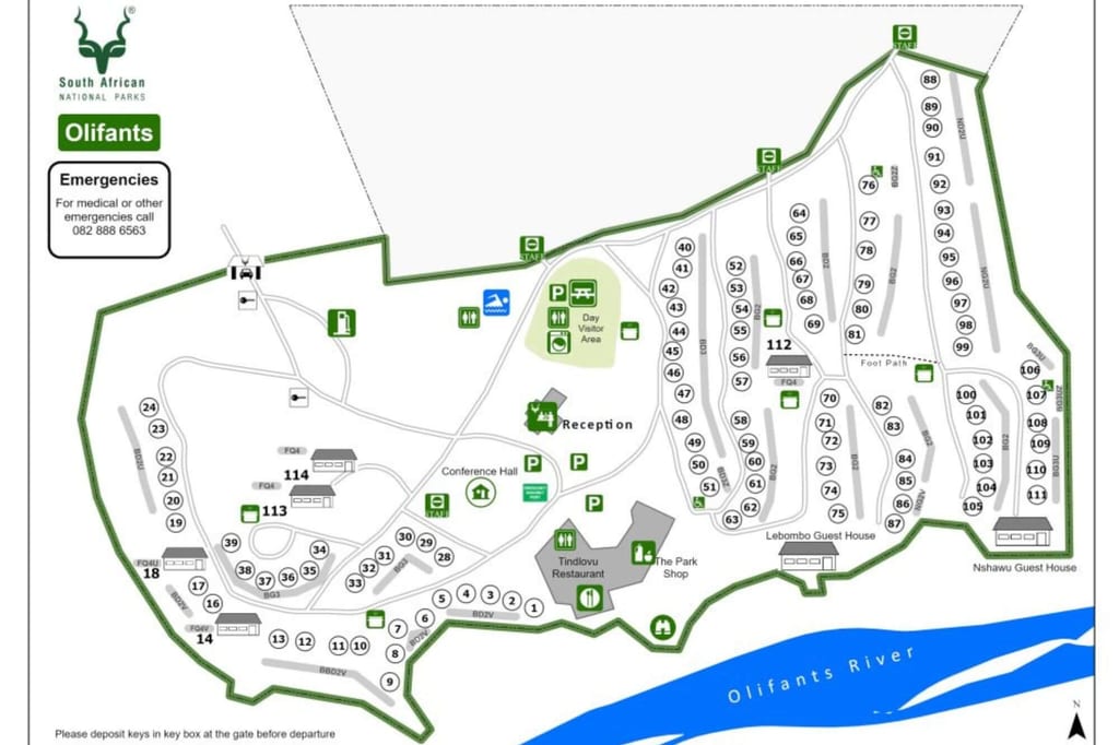 Top-down-Geländeplan mit nummerierten Campingstellplätzen, Gebäuden und Olifants River