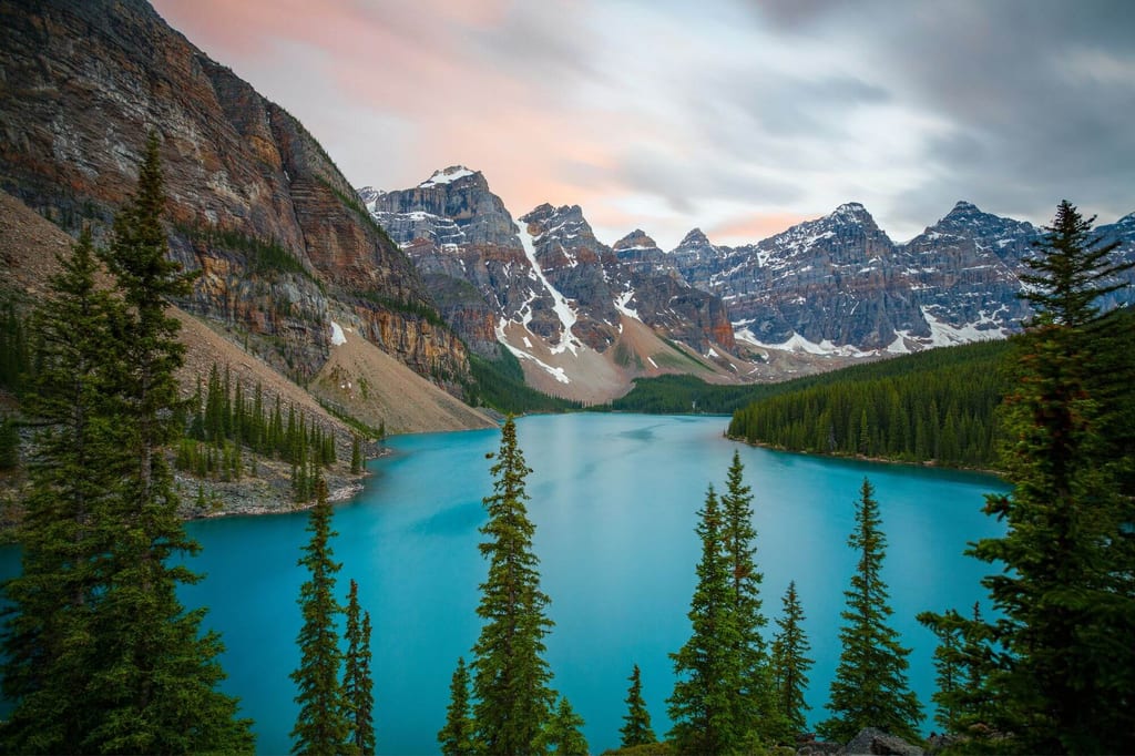 Moraine Lake mit intensiv türkisblauem Wasser und eingerahmt von den Ten Peaks