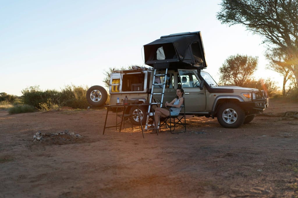 Mit dem 4x4-Fahrzeug und Dachzelt in der Mabuasehube Region