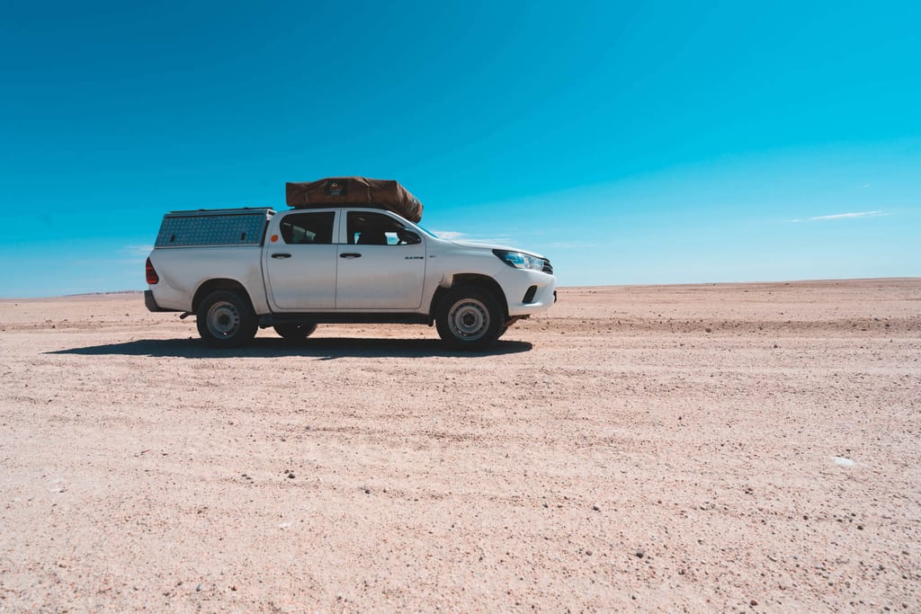 4x4 Fahrzeug auf der C14 zwischen Swakopmund und Solitaire
