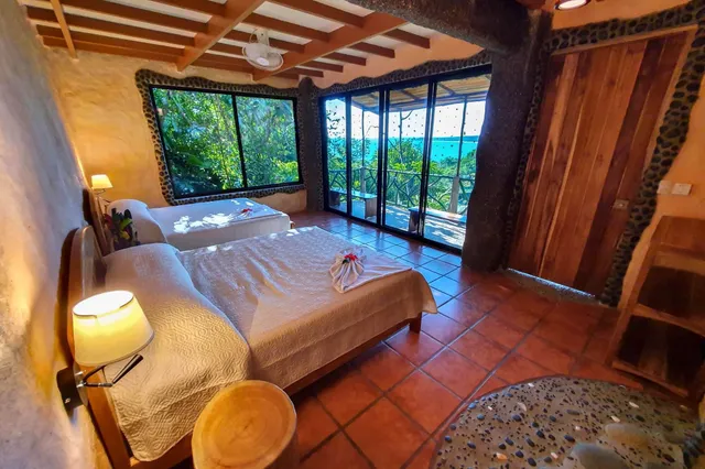 Rustikales Doppelzimmer mit Balkon und Meerblick, warmes Tageslicht
