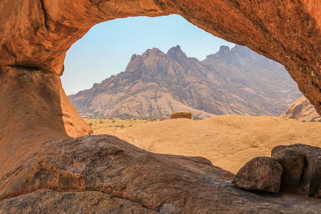 Der Rock Arch ist ein natürlicher Felsbogen und bietet eine schöne Aussicht über die Granitlandschaft