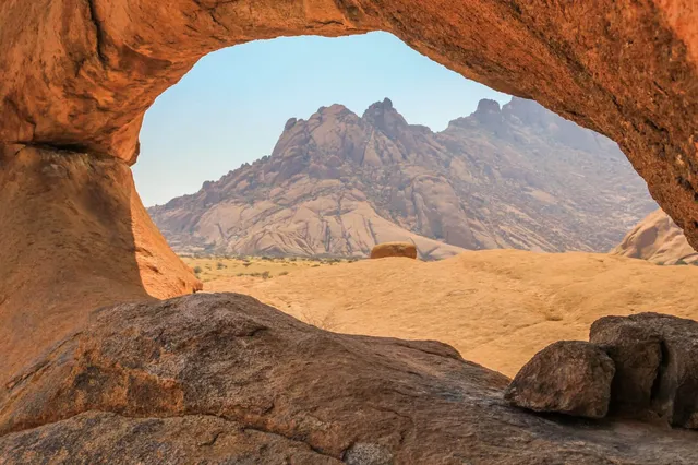 Der Rock Arch ist ein natürlicher Felsbogen und bietet eine schöne Aussicht über die Granitlandschaft