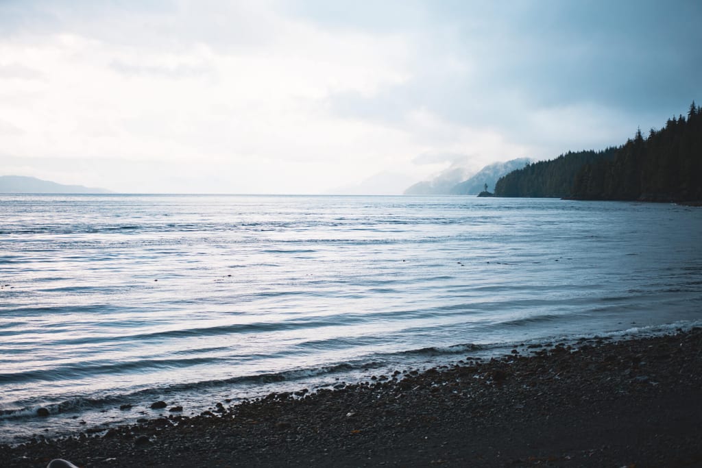 Grauer Himmel über der Johnstone Strait