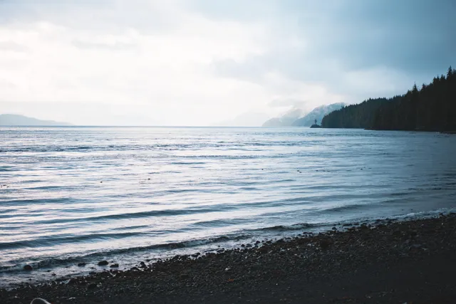Grauer Himmel über der Johnstone Strait