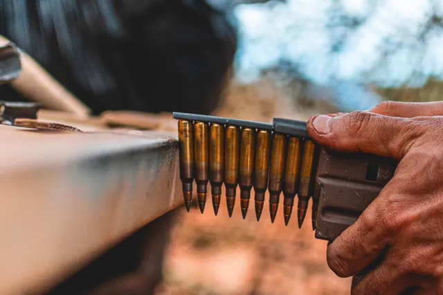 Ein Gewehr wird mit Patronen geladen