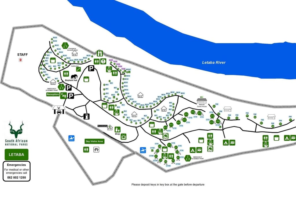 Schematische Draufsicht einer Parkkarte mit Fluss, Wegen, Campingplätzen und Service-Symbolen