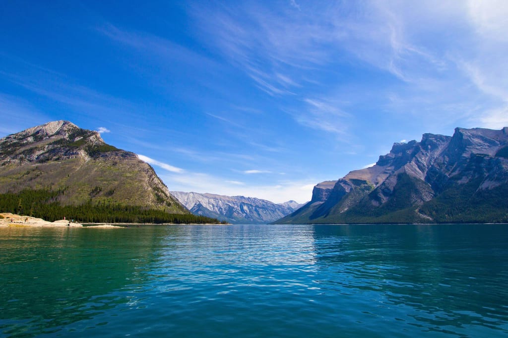 Lake Minnewanka wird von Bergen eingerahmt