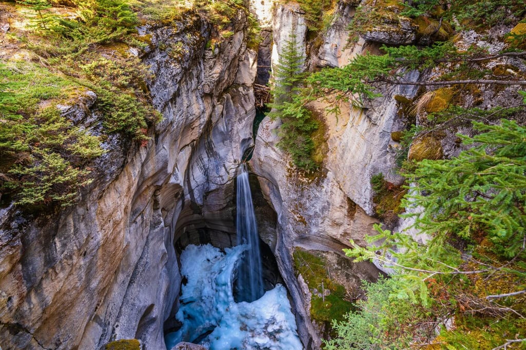 Das Wasser rauscht durch den Maligne Canyon