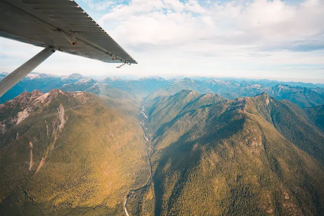 Grüne Berghänge und ein Fluss auf Vancouver Island