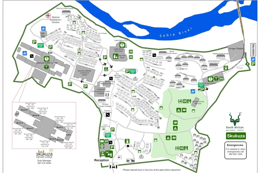 Grafische Draufsicht eines Geländeplans mit Gebäuden, Zeltplätzen, Wegen und einem Fluss im Norden.