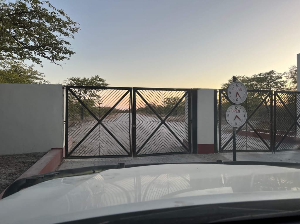 Die Gates im Etosha sind zwischen Sonnenaufgang und Sonnenuntergang geöffnet
