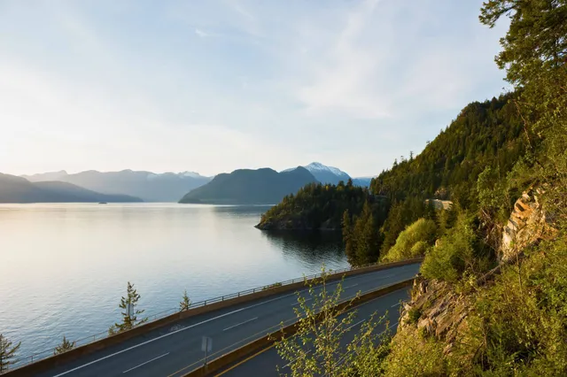 Der Sea to Sky Highway führt entlang der Küste vorbei