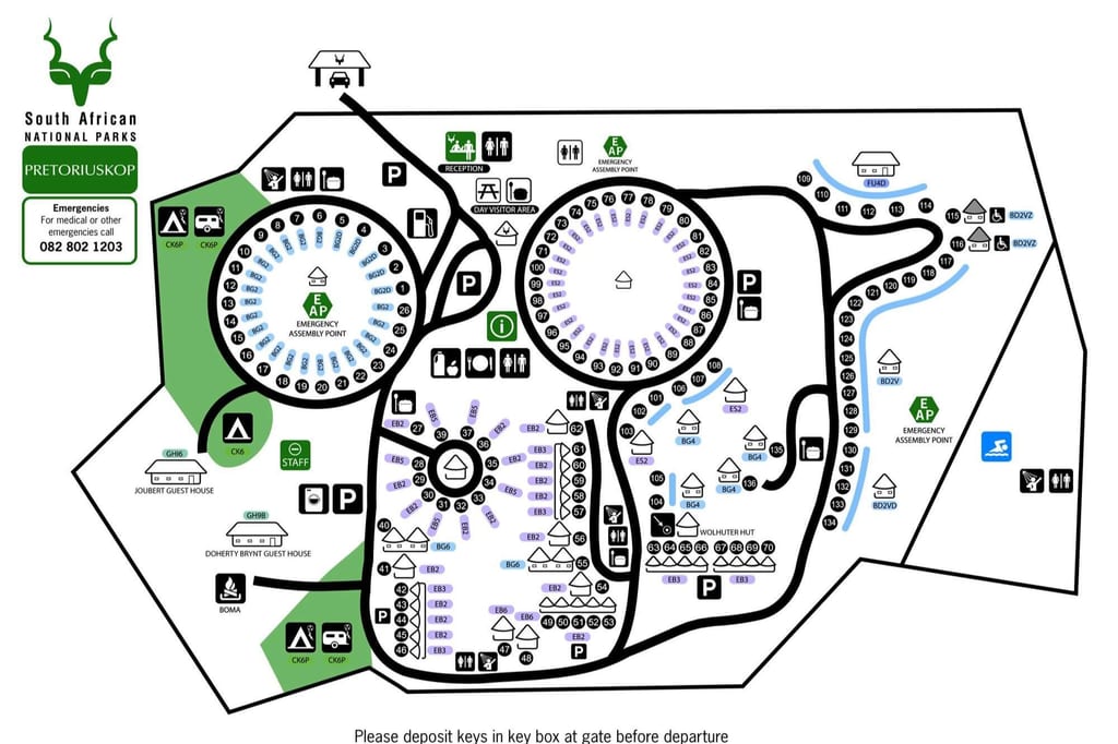 Top-down-Lageplan eines Camping- und Unterkunftsbereichs mit Stellplätzen, Wegen und Piktogrammen.