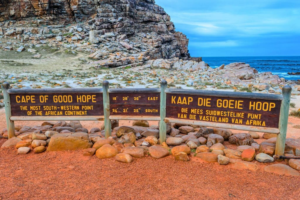 Holztafel "Cape of Good Hope" vor felsiger Küste und Meer auf der Kap-Halbinsel, Südafrika