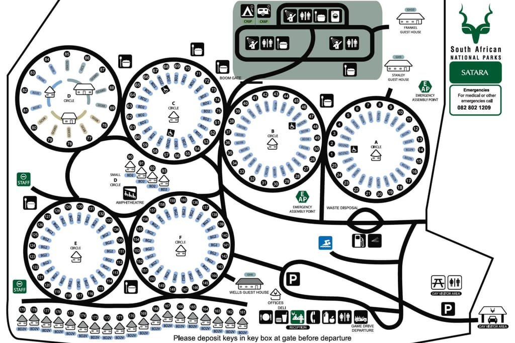 Draufsicht-Lageplan eines Campingplatzes mit kreisförmigen Stellplatzgruppen und Infrastruktur-Symbolen.