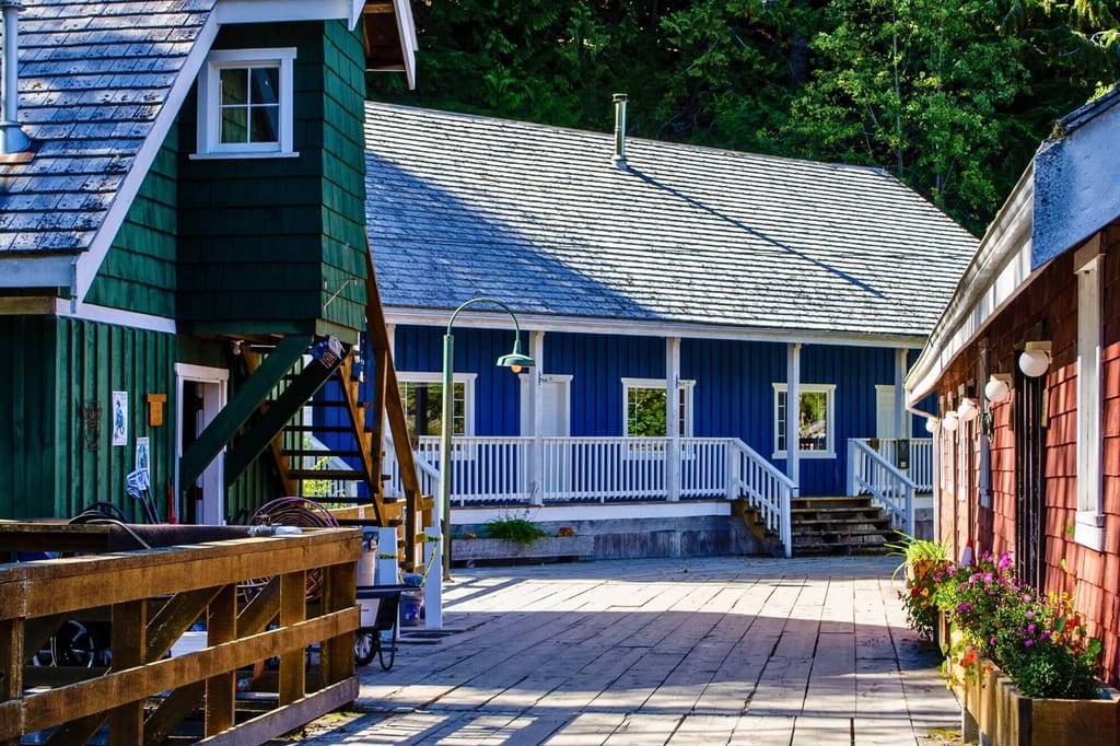 Die bunten Gebäude in Telegraph Cove sind durch einen Holzsteg miteinander verbunden