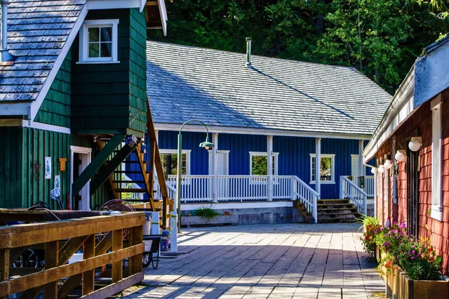Die bunten Gebäude in Telegraph Cove sind durch einen Holzsteg miteinander verbunden