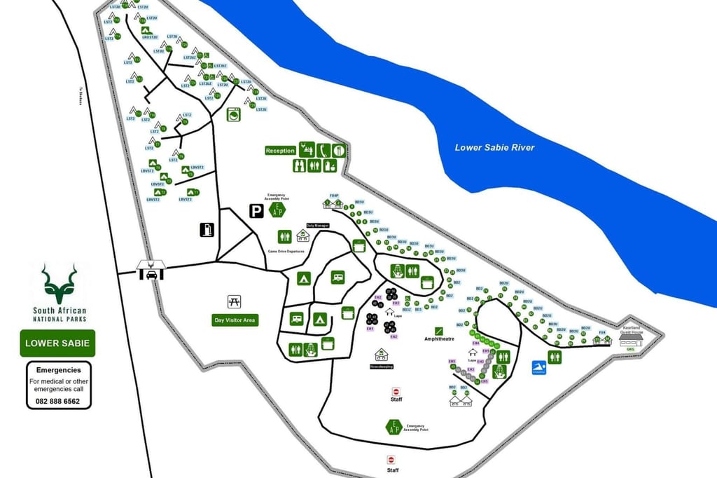 Top-down-Karte eines Camping- und Besucherbereichs mit Fluss, Rezeption, Stellplätzen und Piktogrammen.